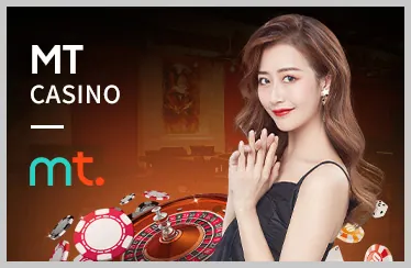 Bàn Baccarat với các lá bài và chip cược